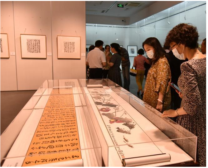 这个暖心展览回到上海，映出艺术家为战疫作出的努力