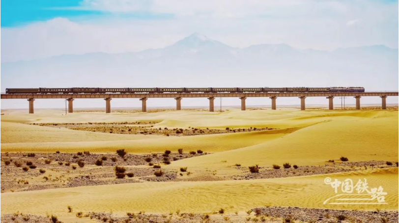 和田至若羌铁路明日开通 世界首个沙漠铁路环线形成